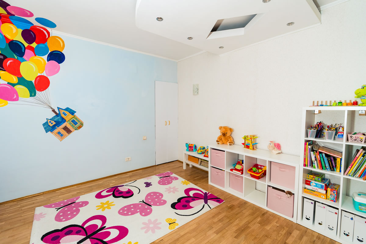 Sală de grupă decorată vesel la creșa și grădinița Miniterra