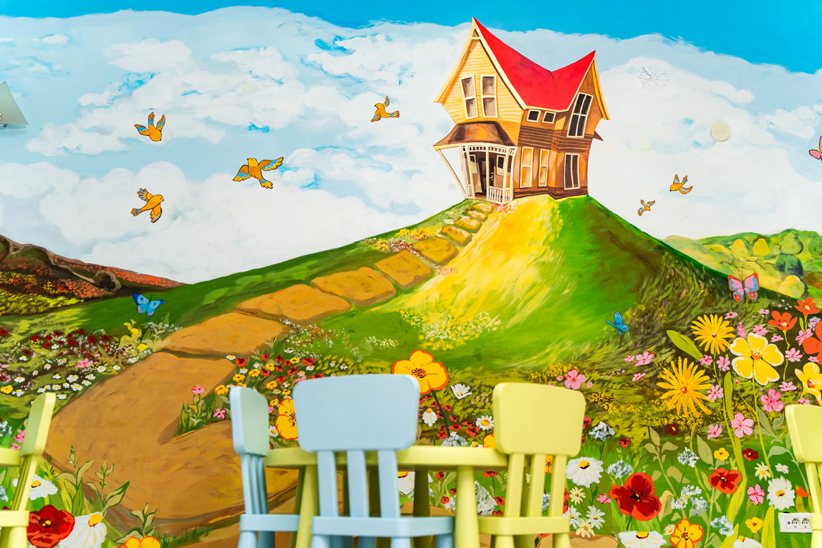 Pictură murală cu natură în sala de grupă Miniterra Floreasca