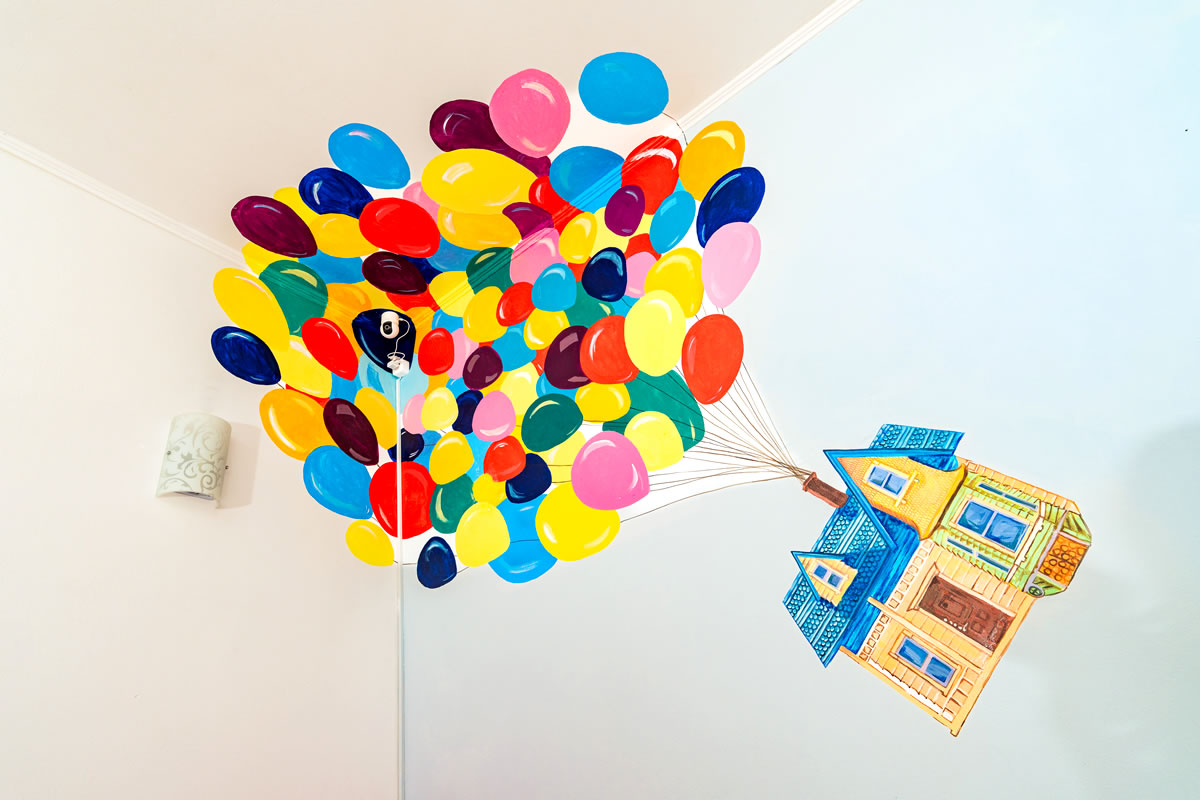 Decor cu baloane colorate în spațiul educațional Miniterra Floreasca
