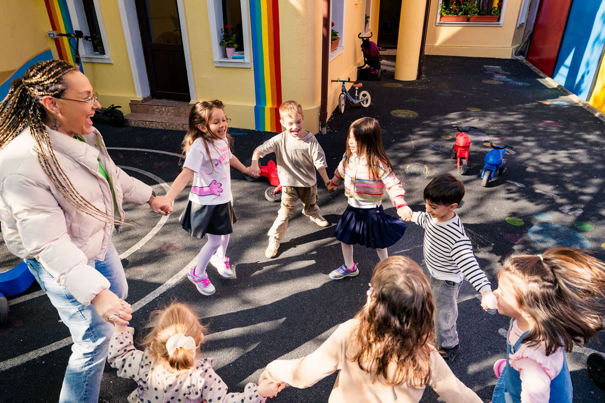 Activitate de grup cu educatoarea în curtea Miniterra Floreasca