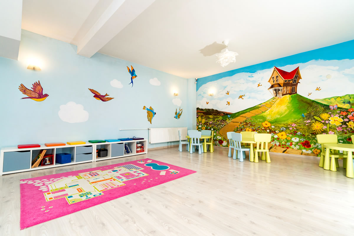Sală de activități cu pictură murală la Miniterra Floreasca