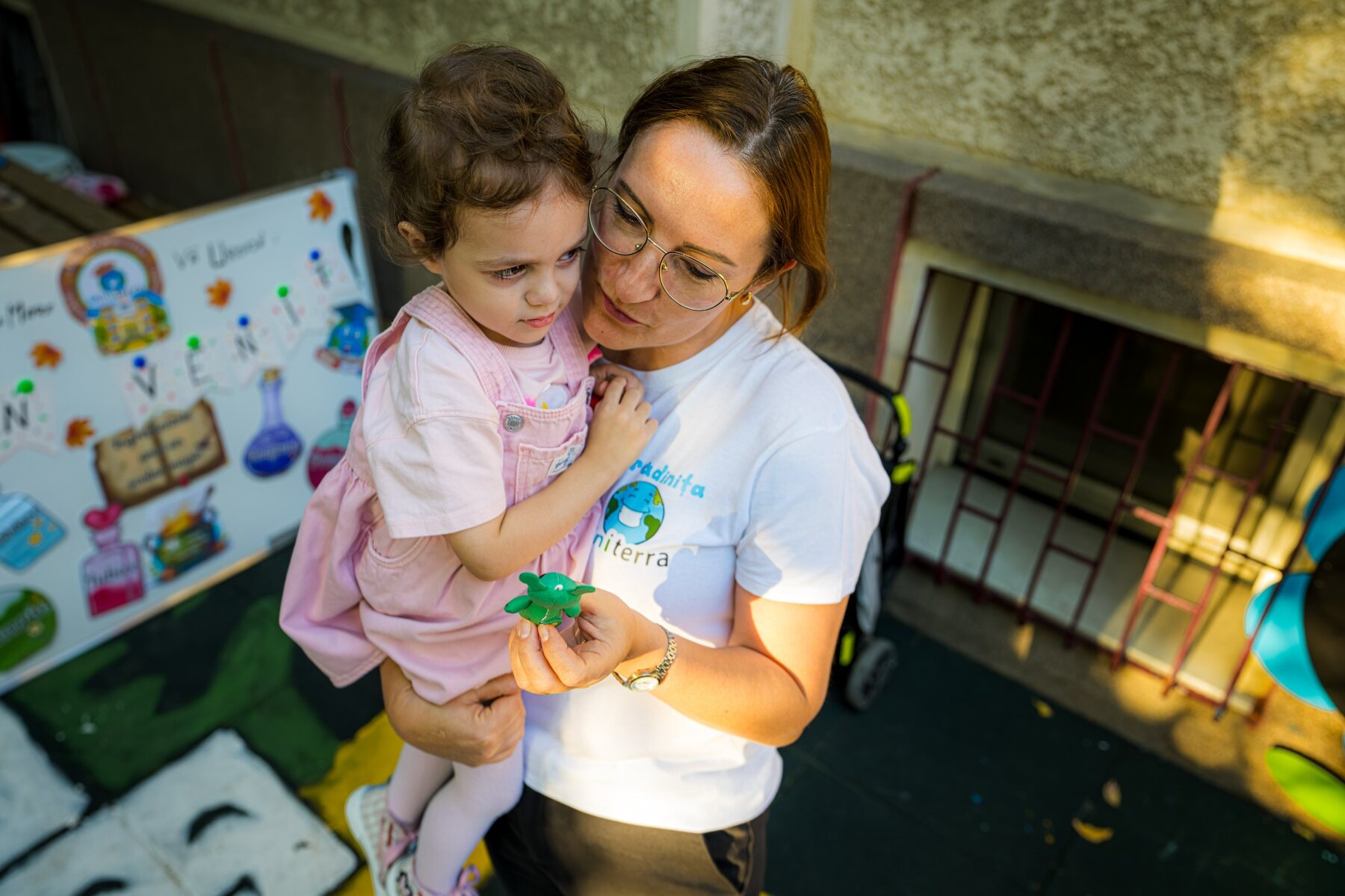 Relație apropiată între educator și copil la Miniterra Herăstrău