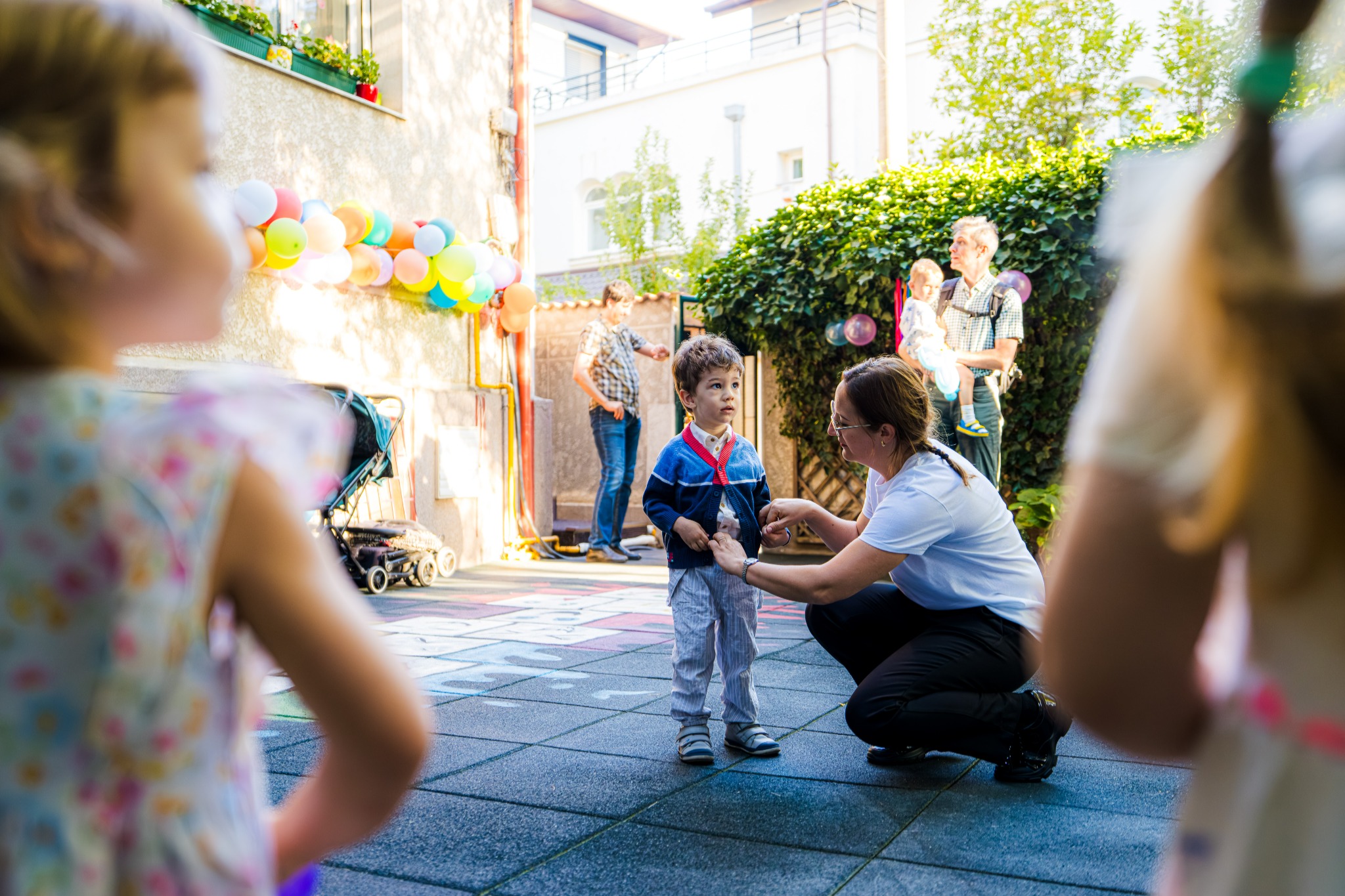 Educatoare Miniterra alături de copii într-o activitate la grădiniță
