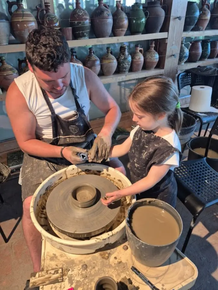 Copil Miniterra participând la un atelier de olărit la Muzeul Piscului