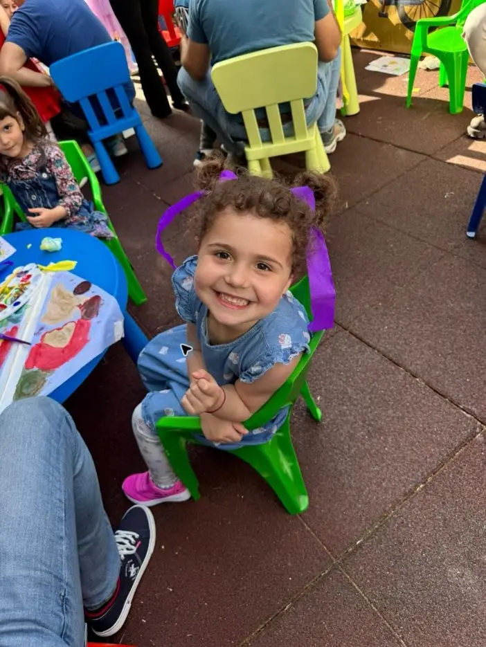 Părinte și copil lucrând împreună la un atelier Miniterra